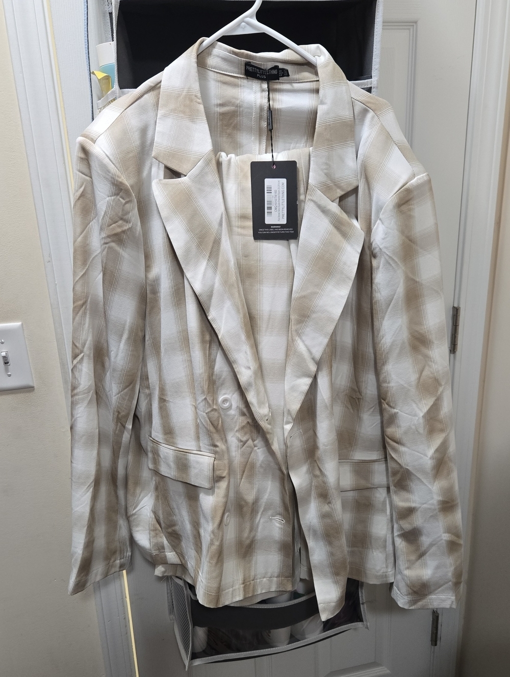 PrettyLittleThing Beige and Cream Checked Blazer